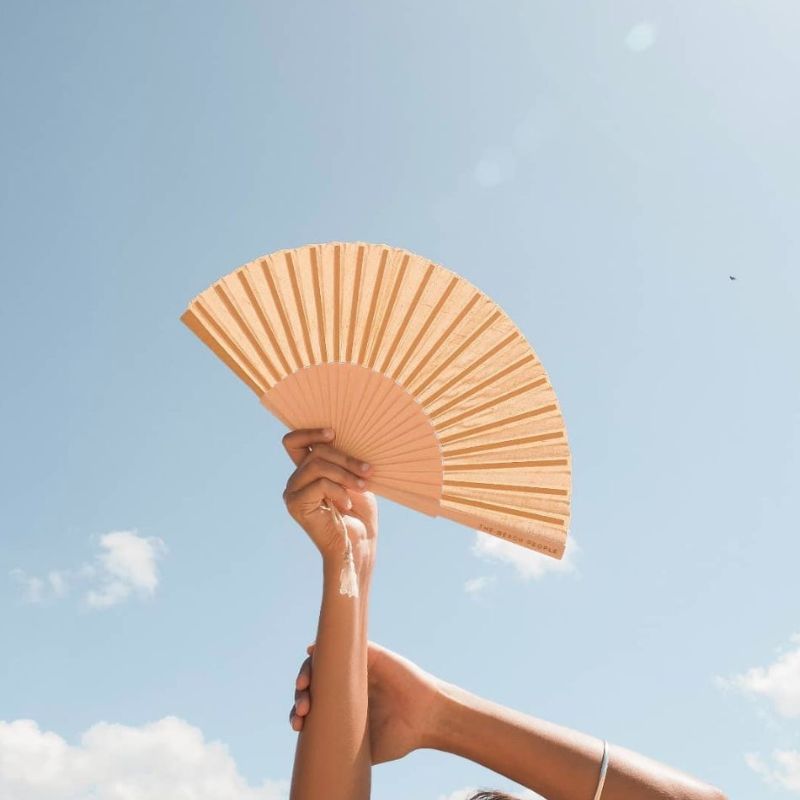 Fächer: Ein Must-Have Accessoire für Festivals und Partys