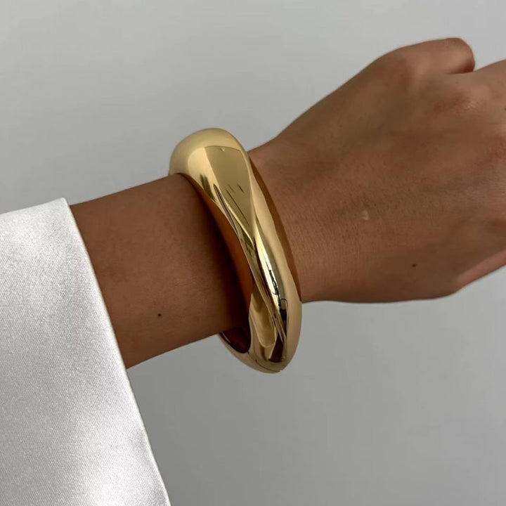 Goldener Damen Armreifen in breitem und klobigem Design 