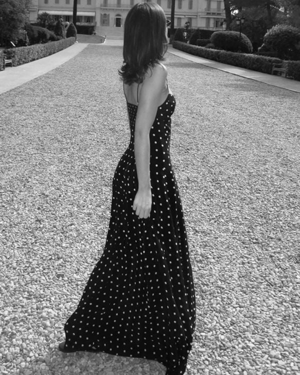 langes Chices Polka Dots Kleid in schwarz mit weissen Punkten 