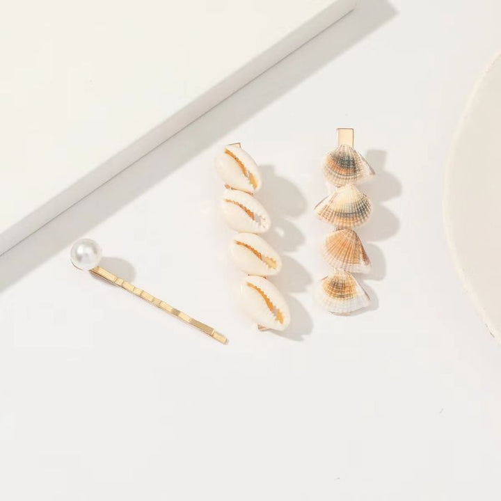 Goldene Haarspangen mit Muscheln und Perlen 