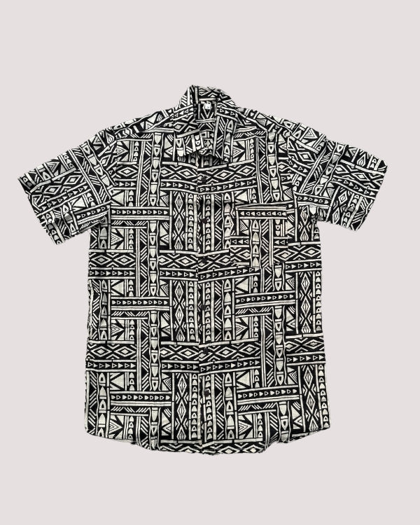 Modernes Boho Herren Hemd mit Kragen und kurzen Aermeln - Geometrische Muster in schwarz-weiss 