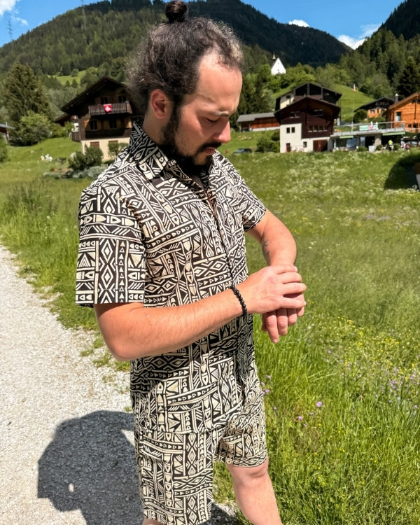 Herren Bluse und Shorts in schwarz-weissem Ethno Muster und aus Baumwolle 
