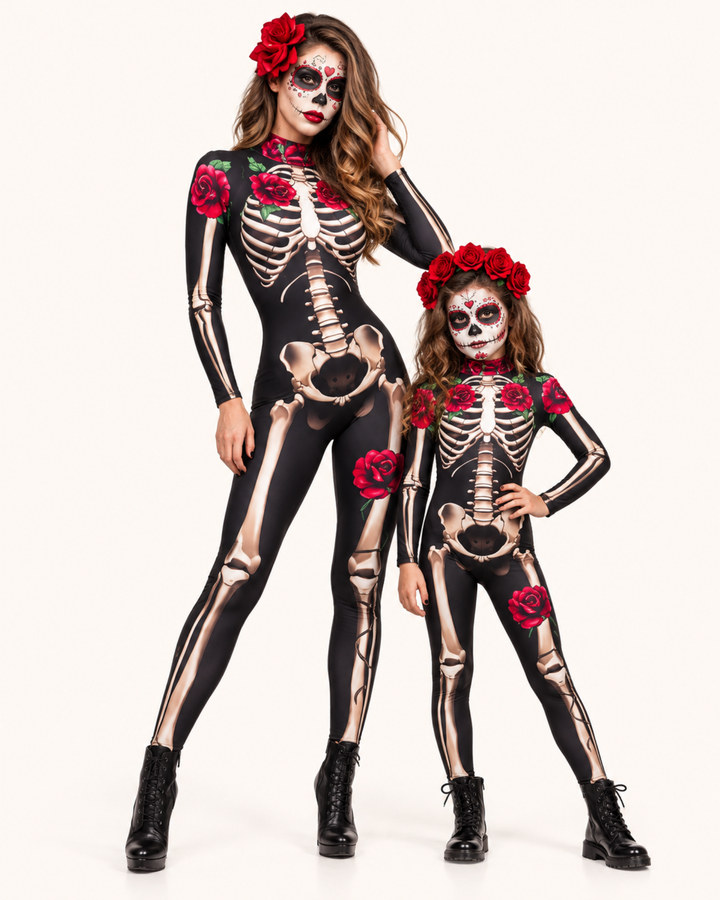 Mutter und Tochter in schwarzen Scarlet Bones Skelett-Jumpsuits mit roten Rosen | Halloween Kostüm
