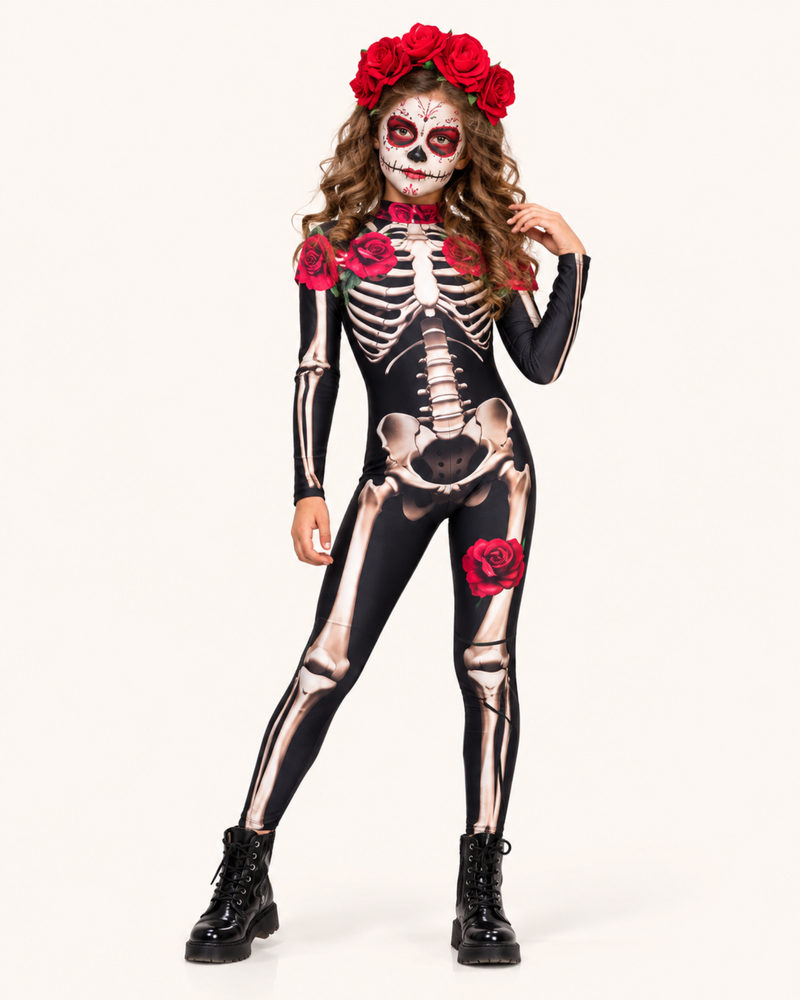 Maedchen im Scarlet Bones Halloween-Kostüm mit Skelettmotiv und langen Ärmeln
