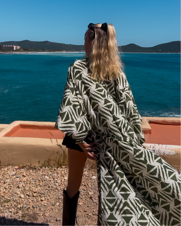 Boho Kimono lang mit Gürtel und Glanz - Ibiza Style Kimono