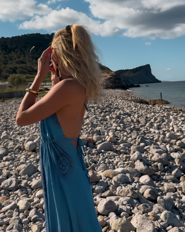 Rückenfreies Boho Kleid mit Om Motiven und indischen Sanskrits 