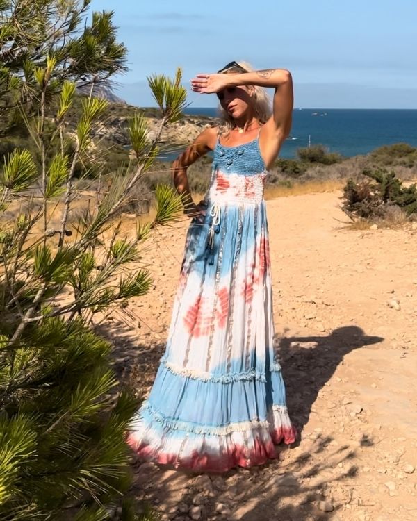 langes Ruffle Boho Maxikleid Sommerkleid mit Batik Farbverlauf in blau rot weiss 