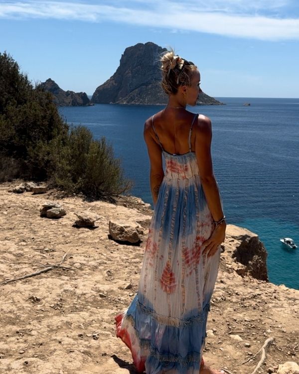 langes Damen Sommerkleid mit Batik Farbverlauf und Crochet Detail - Ruffle Boho Batik Maxikleid 
