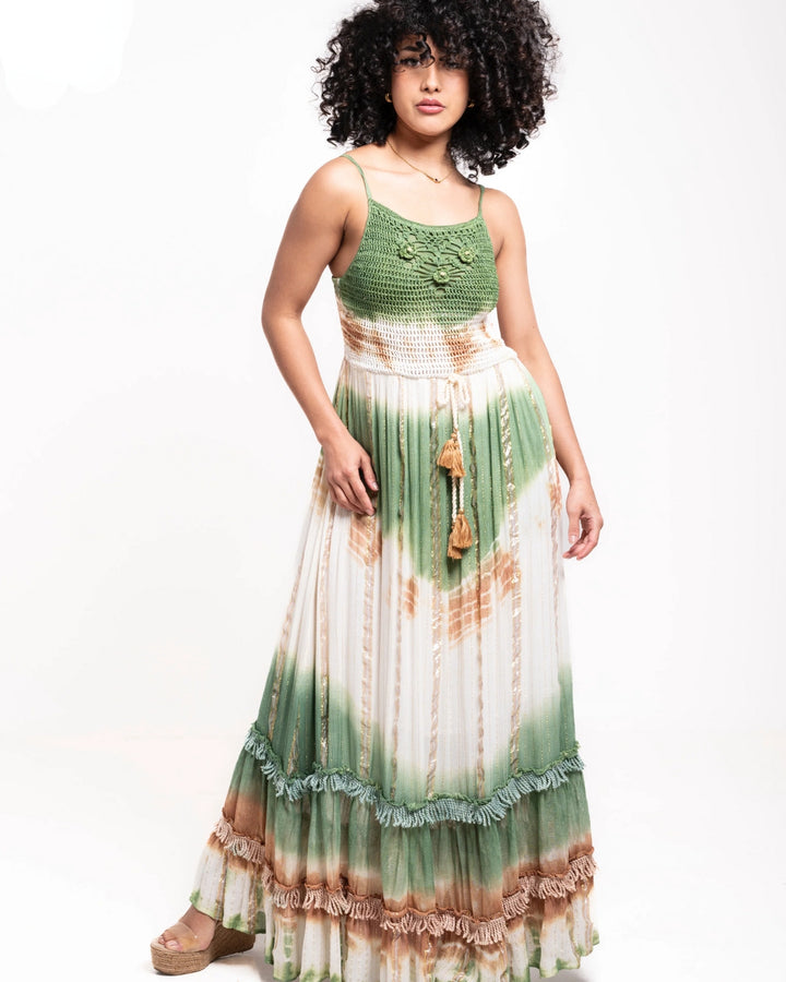 langes Maxikleid in schönen Batik Tie Dye Farben gemischt und mit Fransen und Crochet Details 