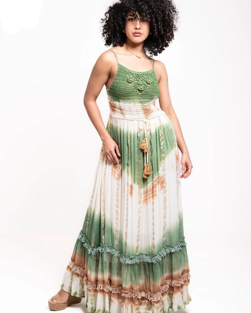 langes Maxikleid in schönen Batik Tie Dye Farben gemischt und mit Fransen und Crochet Details 