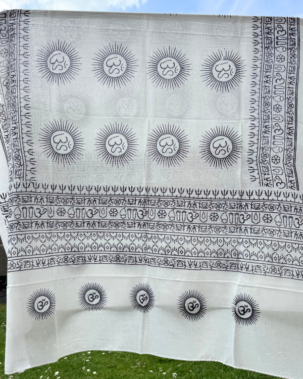 Om-Tuch in Weiss mit schwarzen spirituellem Muster - Om Zeichen und Sanskrit Motiven 