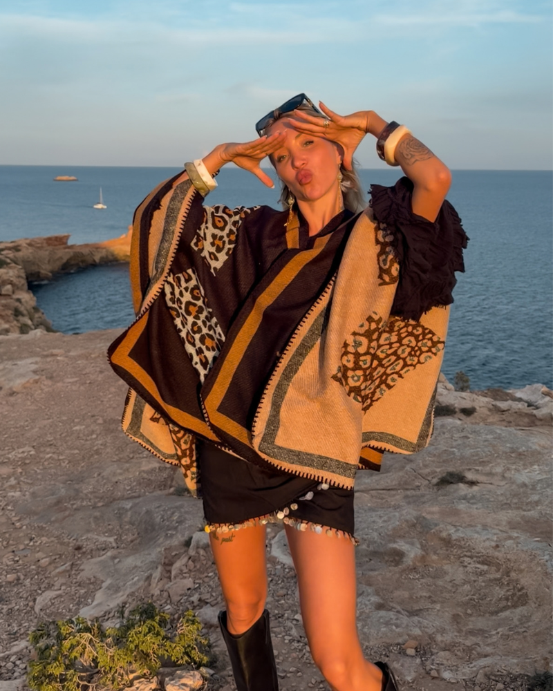 Stylischer Herbst Look Poncho Cape für Damen und Herren 