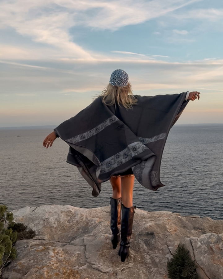 Stylischer Poncho Cape in grau mit weitem Design 