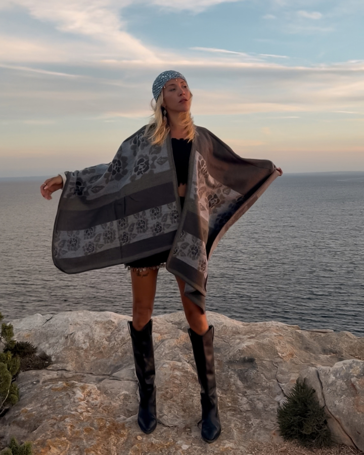 Stylischer Poncho Cape für Damen in grau mit Rosen Blumen Motiven 