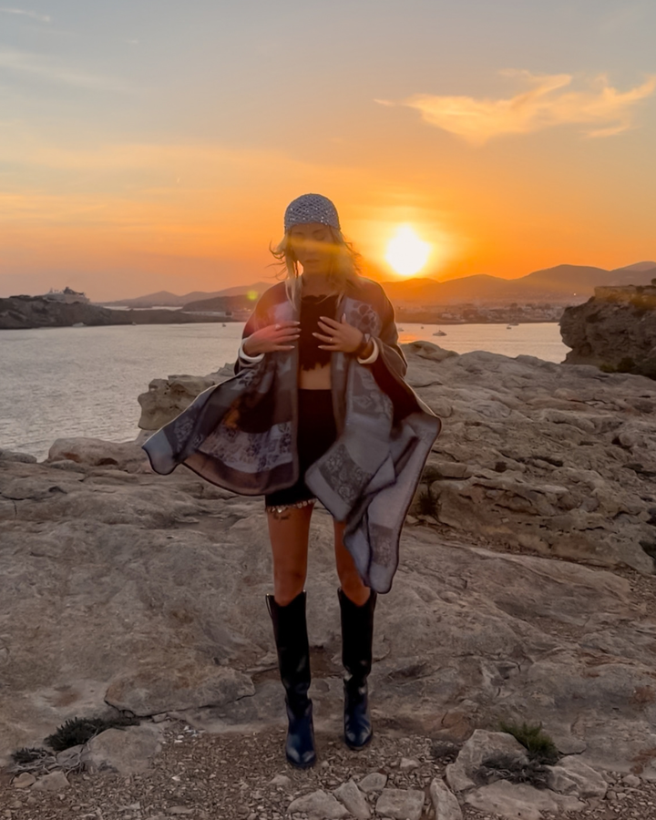 Stylischer Herbst Look Poncho in grau mit Blumen und Rosen 