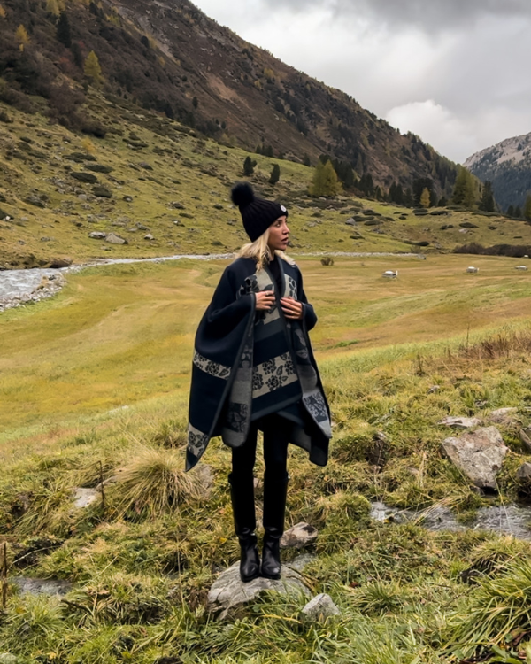 Herbst Winter Poncho Cape in dunkelblau mit Vintage Blumen Motiven 