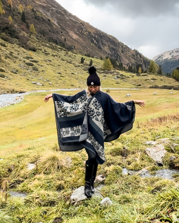 Moderner Damen Poncho Cape in blau Tönen und mit Blumen Motiven 