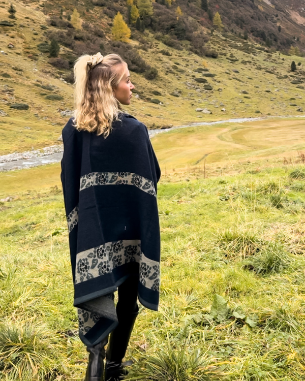 Poncho Cape in dunkelblau - Boho asymmetrischer Schnitt für einen perfekten Herbst Look 