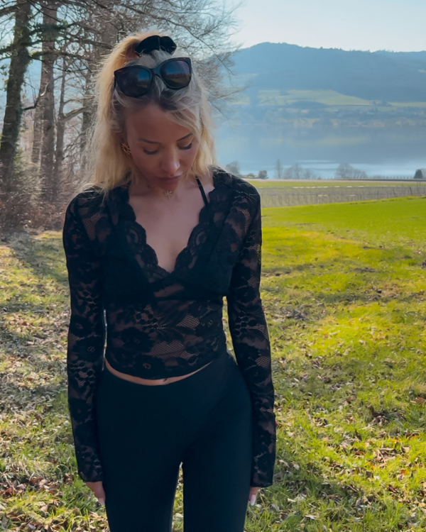 Transparentes Spitzen-Shirt „Adella“ in Schwarz für stilvolle Looks