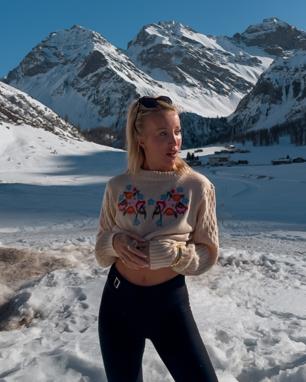 Stillvoller Damen Strickpullover mit Blumen Motiven - Winter und Frühlingspullover 