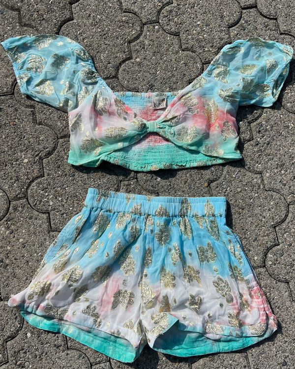 Festival Outfit Zweiteiler Set Shorts und Crop Top in Batik Farben mit goldenen Stickereien 