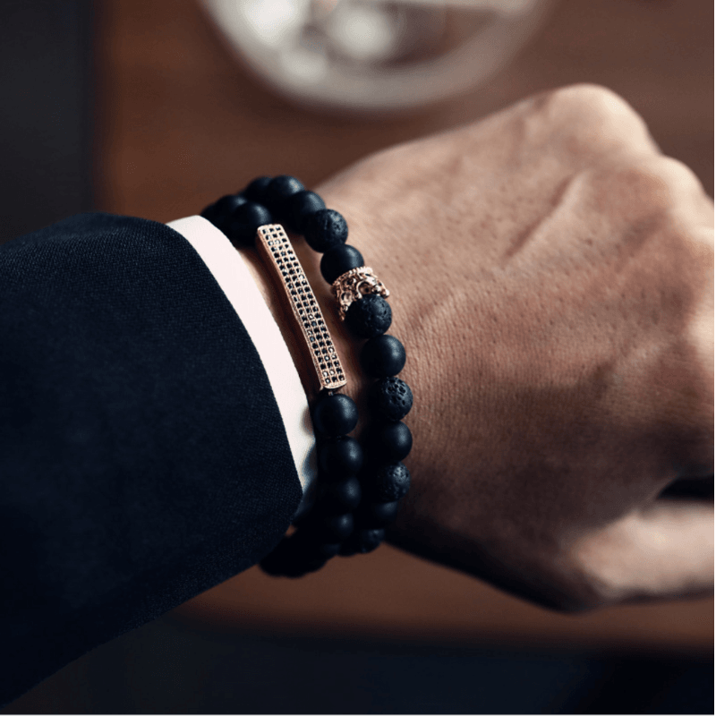 Edles Herren Armband aus schwarzen Perlen und Lava Steinen