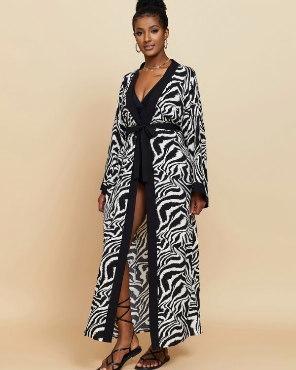Langer eleganter Boho Chic Kimono mit schwarz-weiss Animal Print Mustern und Stoffgurt zum binden 