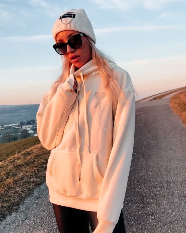 Creme Weisser Kuschel Pullover Hoodie mit Kragen und Kaenguru Tasche 