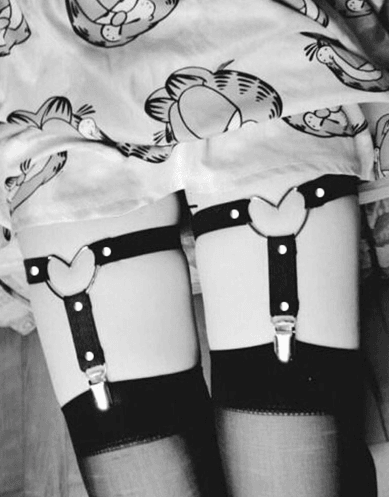 Beingurt Oberschenkel Harness Fetisch Halterung mit Herz Symbold 