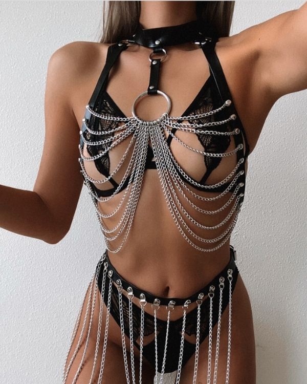 Koerperguertel Harness Brust mit Choker und silbernen Ketten mit Kreis in der Mitte