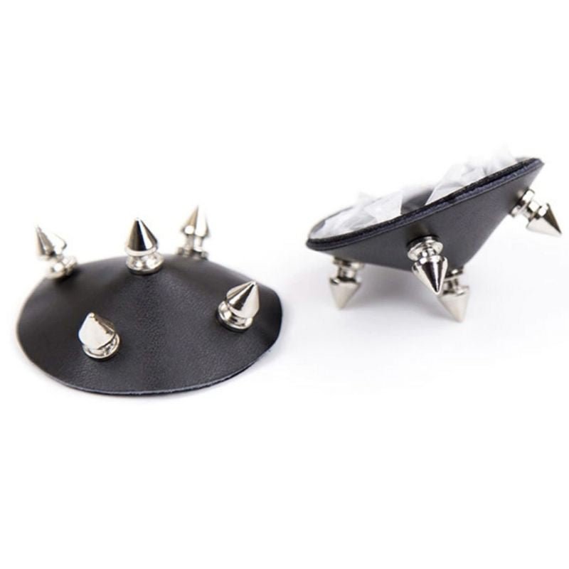 Fetisch Style Klebe Nipple Cover in schwarz mit silbernen Nieten im Punk Style